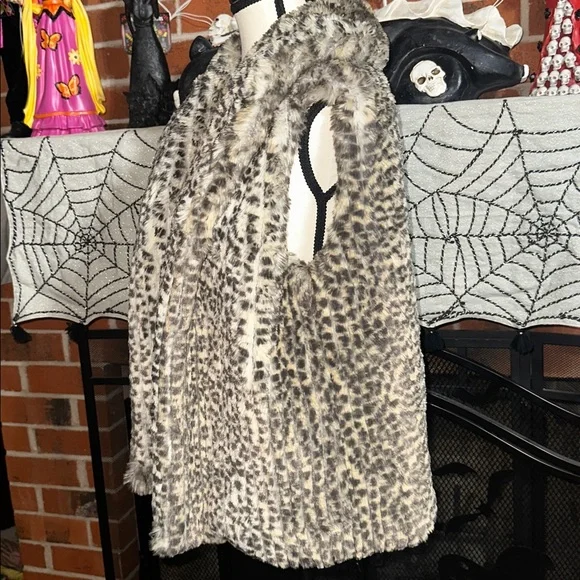 Johnston & Murphy Leopard Print Faux Fur Vest - Picture 6 of 9
